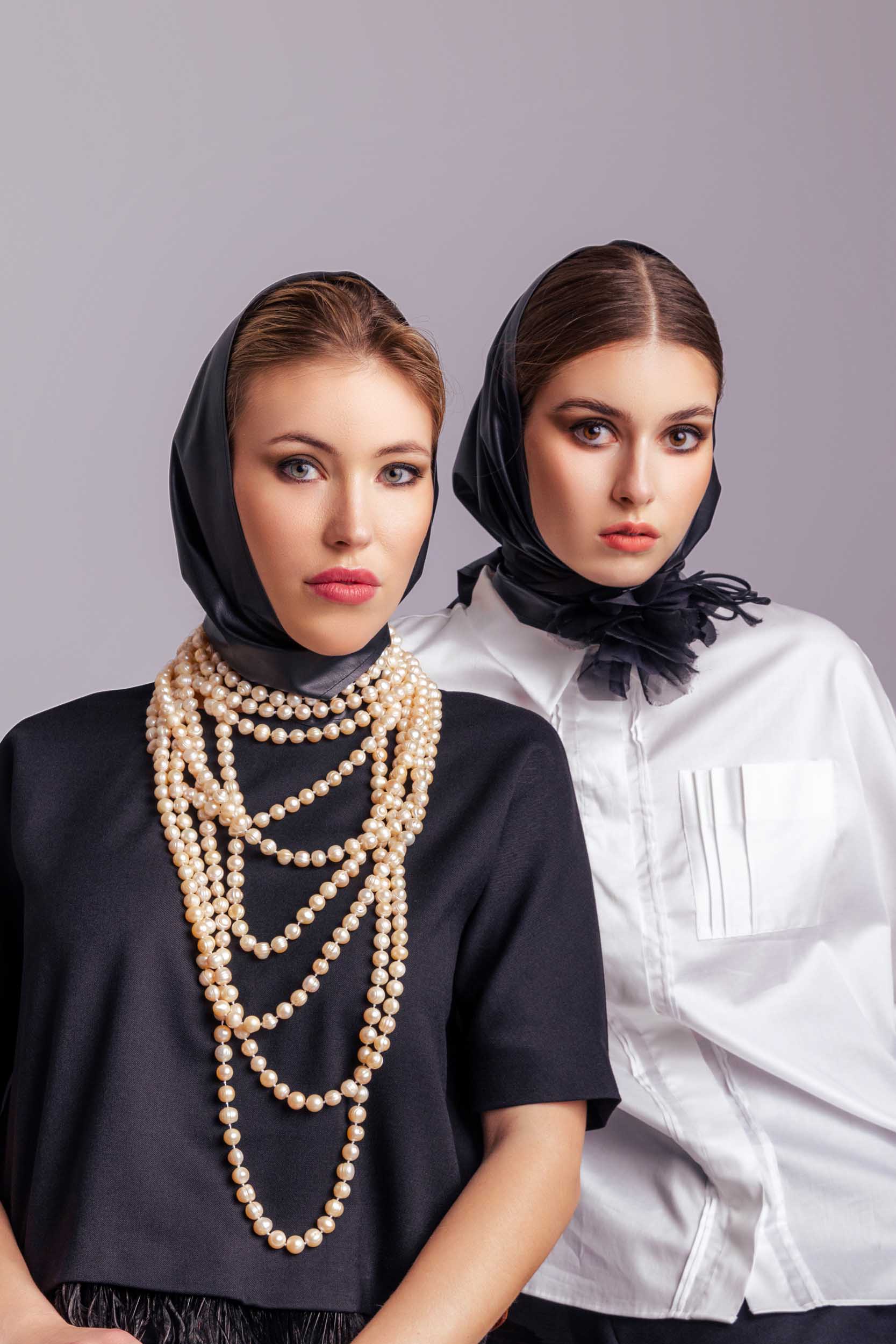 Zwei Frauen in extavaganter Mode