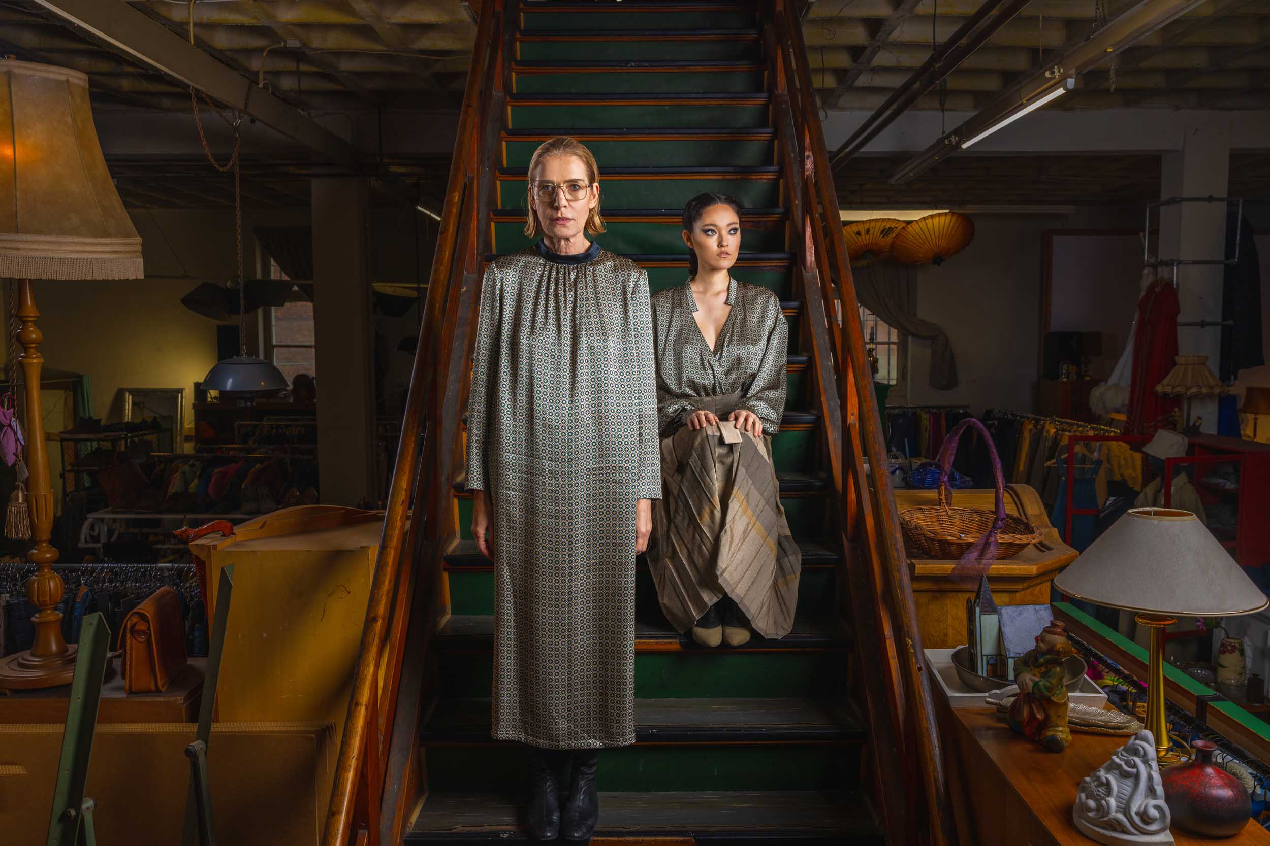 Zwei Frauen in extravaganter Mode auf einer Treppe